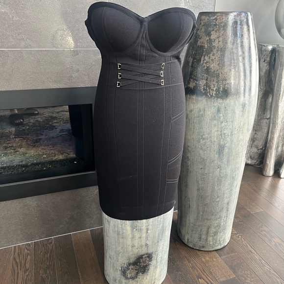COPY - GUESS BUSTIER BANDAGE DRESS with built in bra size medium perfect LBD su… - Picture 1 of 17